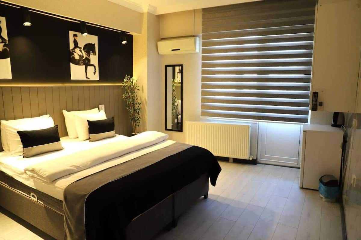 standard double room, balcony | bathroom | combined shower/bathtub, deep-soaking bathtub, free toiletries