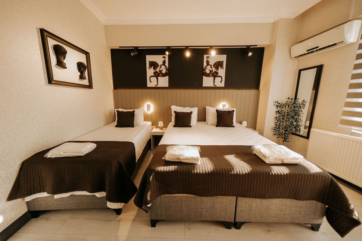 triple room | minibar, in-room safe, individually decorated, individually furnished