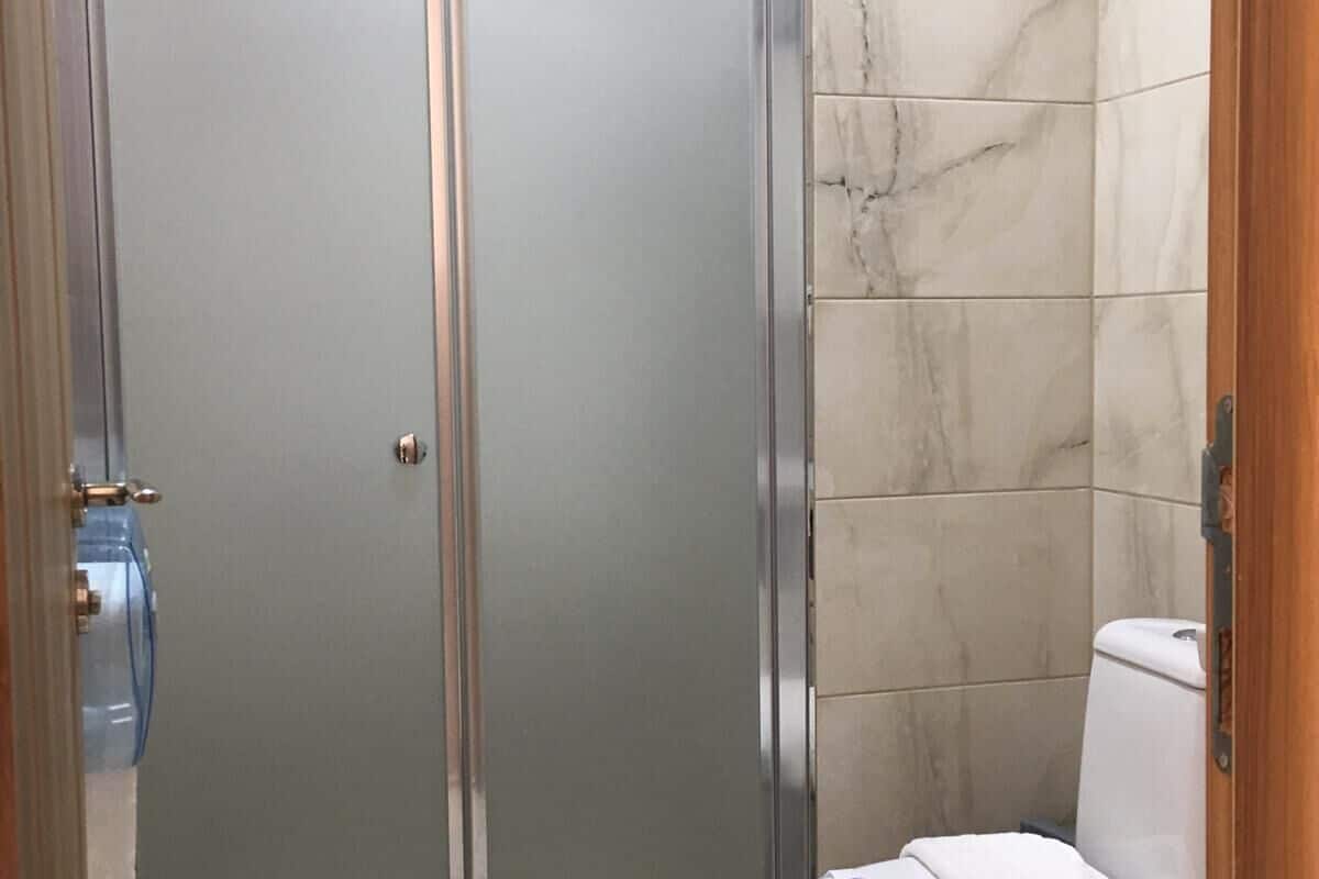 standard double room, balcony | bathroom | combined shower/bathtub, deep-soaking bathtub, free toiletries