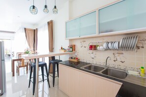 Refrigerador con freezer, microondas, placa de cocina, tostadora