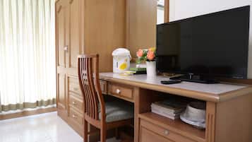 Deluxe Room, 2 Single Beds, Bathtub, City View | Room amenity