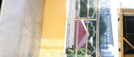 Quarto luxo, 1 cama King, banheira, vista para a cidade | Terraço/pátio