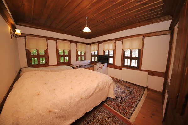 Chambre Supérieure | Bureau, fer et planche à repasser, Wi-Fi gratuit, draps fournis