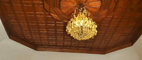 Een 82-cm ledtelevisie met satellietzenders en televisie