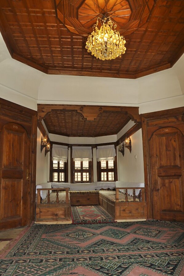 82-cm-LED-Fernseher mit Satellitenempfang, Fernseher