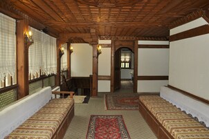 Televisión LED de 82 cm con canales por satélite, una televisión