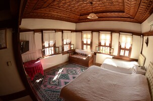 Escritorio, tabla de planchar con plancha, wifi gratis y ropa de cama