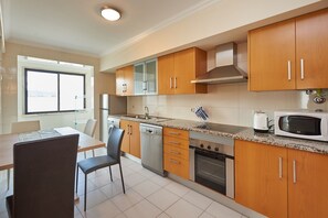 冷蔵庫、電子レンジ、オーブン、コンロ