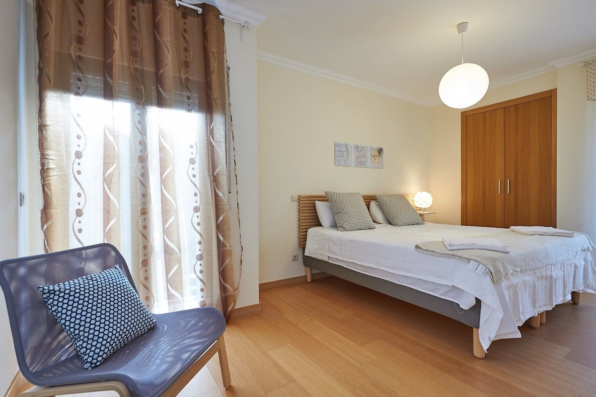 2 chambres, chambres insonorisées, fer et planche à repasser