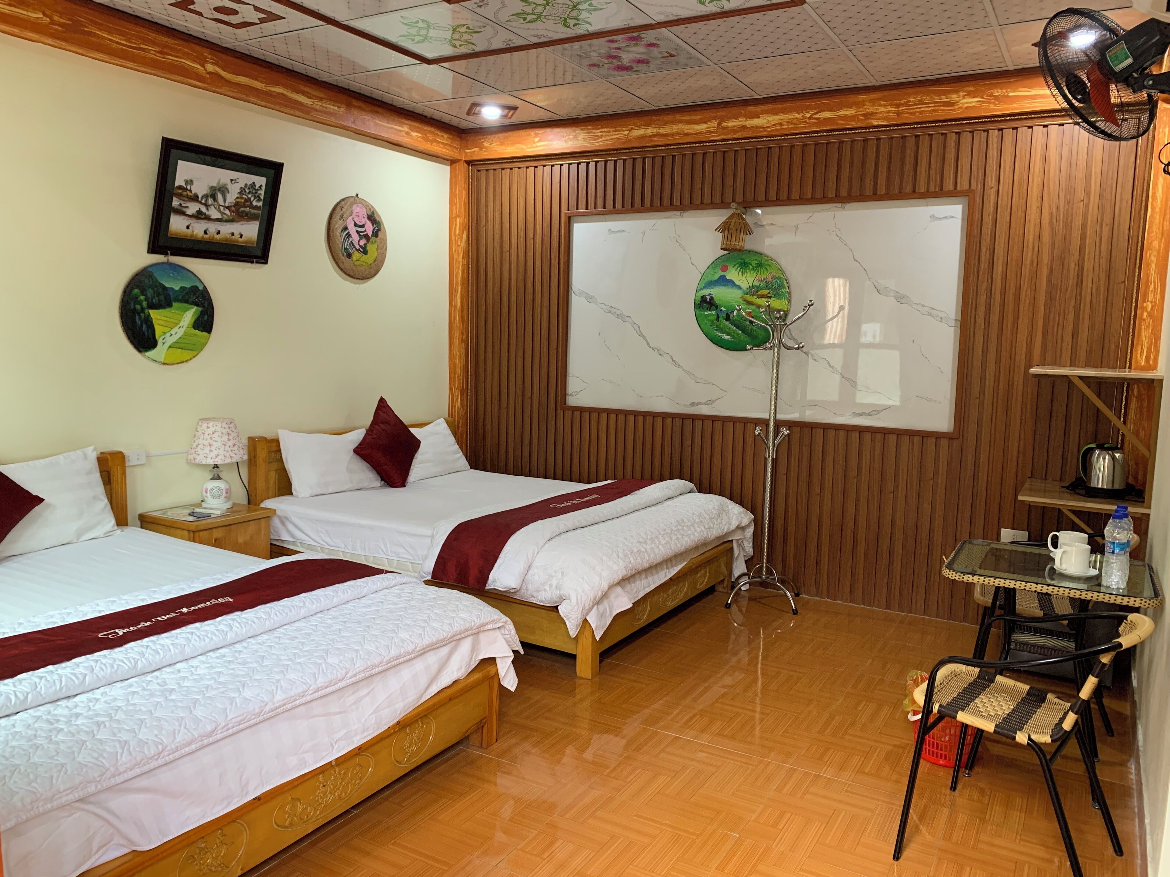 Minibar, escritorio, cortinas blackout y sistema de insonorización 