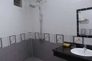 Phòng 4 Cao cấp, 1 phòng ngủ, quang cảnh vườn, khu vực sân vườn | Phòng tắm | Buồng tắm vòi sen, đồ dùng nhà tắm miễn phí, máy sấy tóc 
