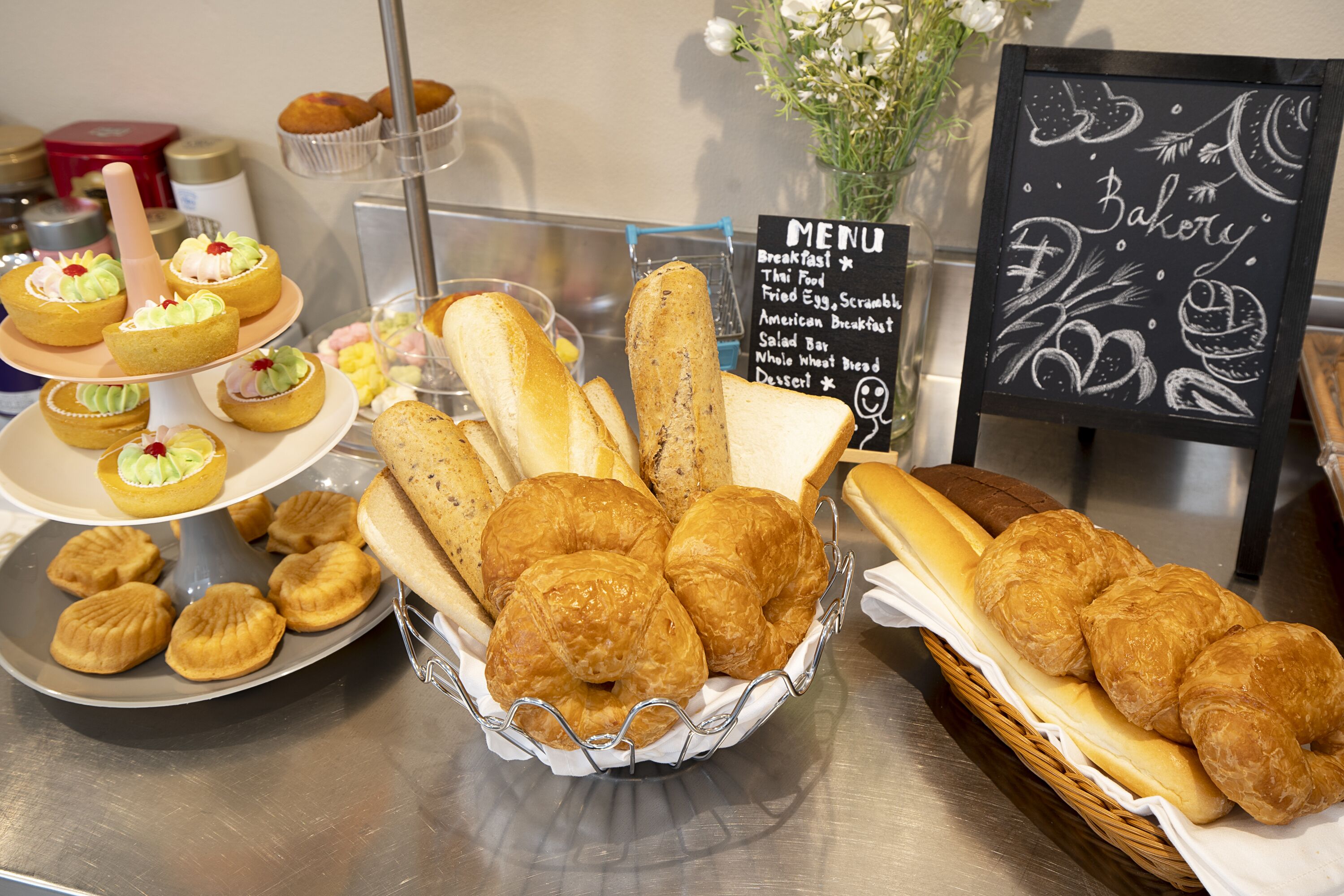 daily cooked-to-order breakfast (thb 300 per person)