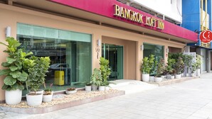 A building with a red awning labeled "Bangkok Loft Inn". - Bangkok Loft Inn (Bangkok)