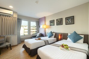 Chambre supérieure avec lits jumeaux | Coffre-fort, bureau, accès au Wi-Fi (inclus), literie fournie