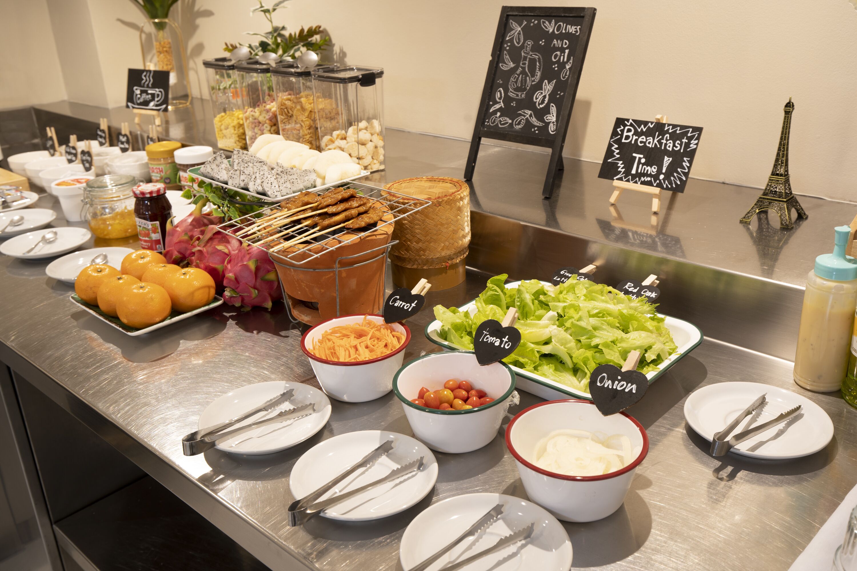 daily cooked-to-order breakfast (thb 300 per person)