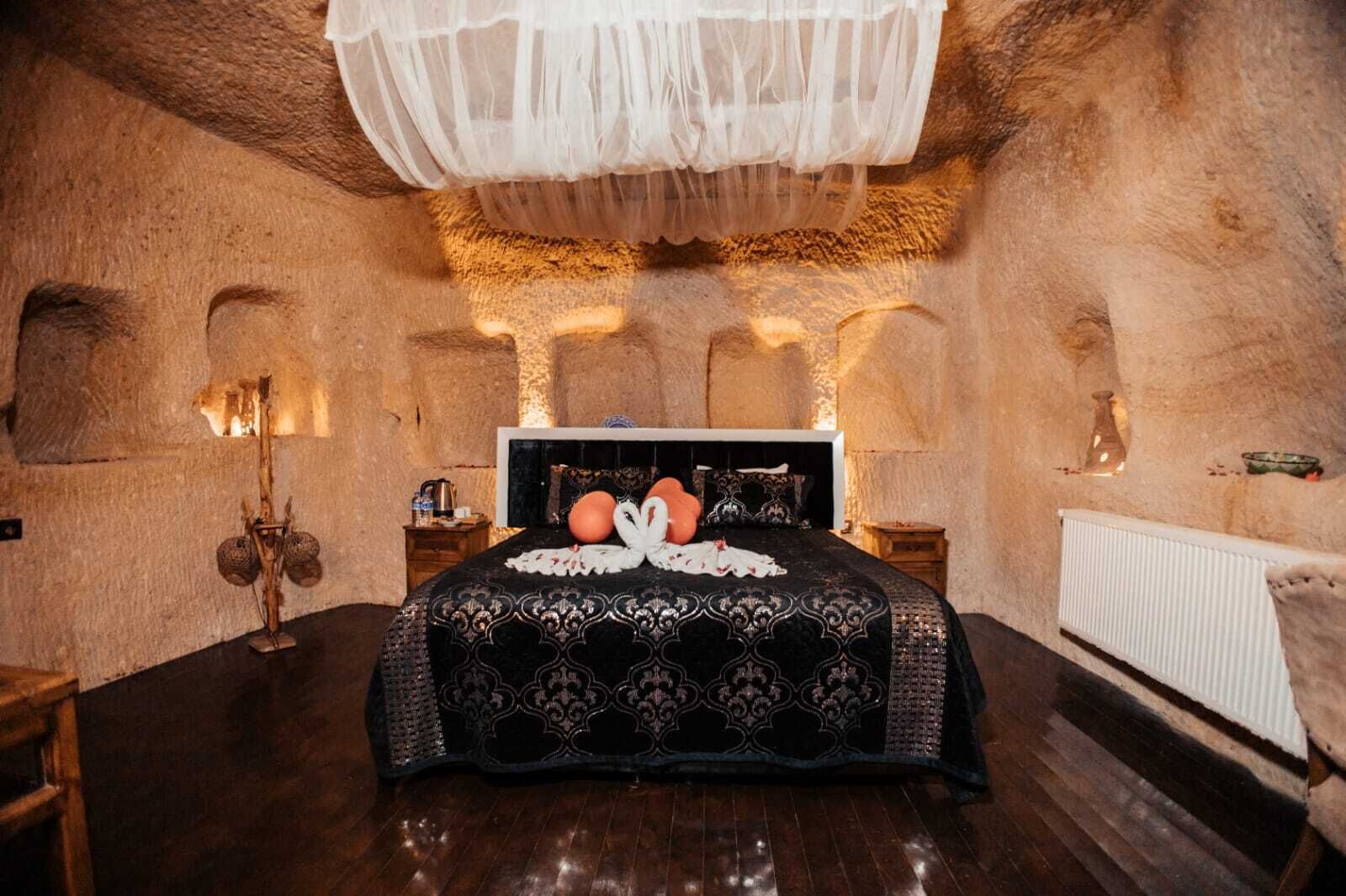 king magara suite | in-room safe, desk, blackout curtains, soundproofing