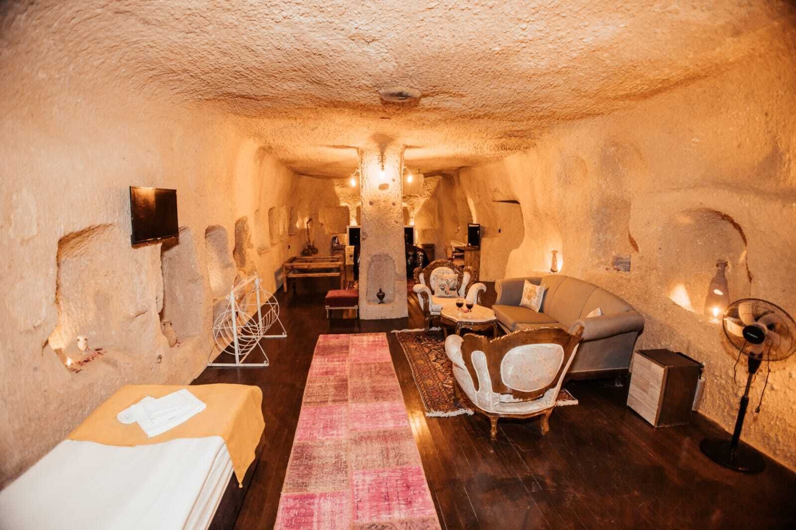 king magara suite | in-room safe, desk, blackout curtains, soundproofing