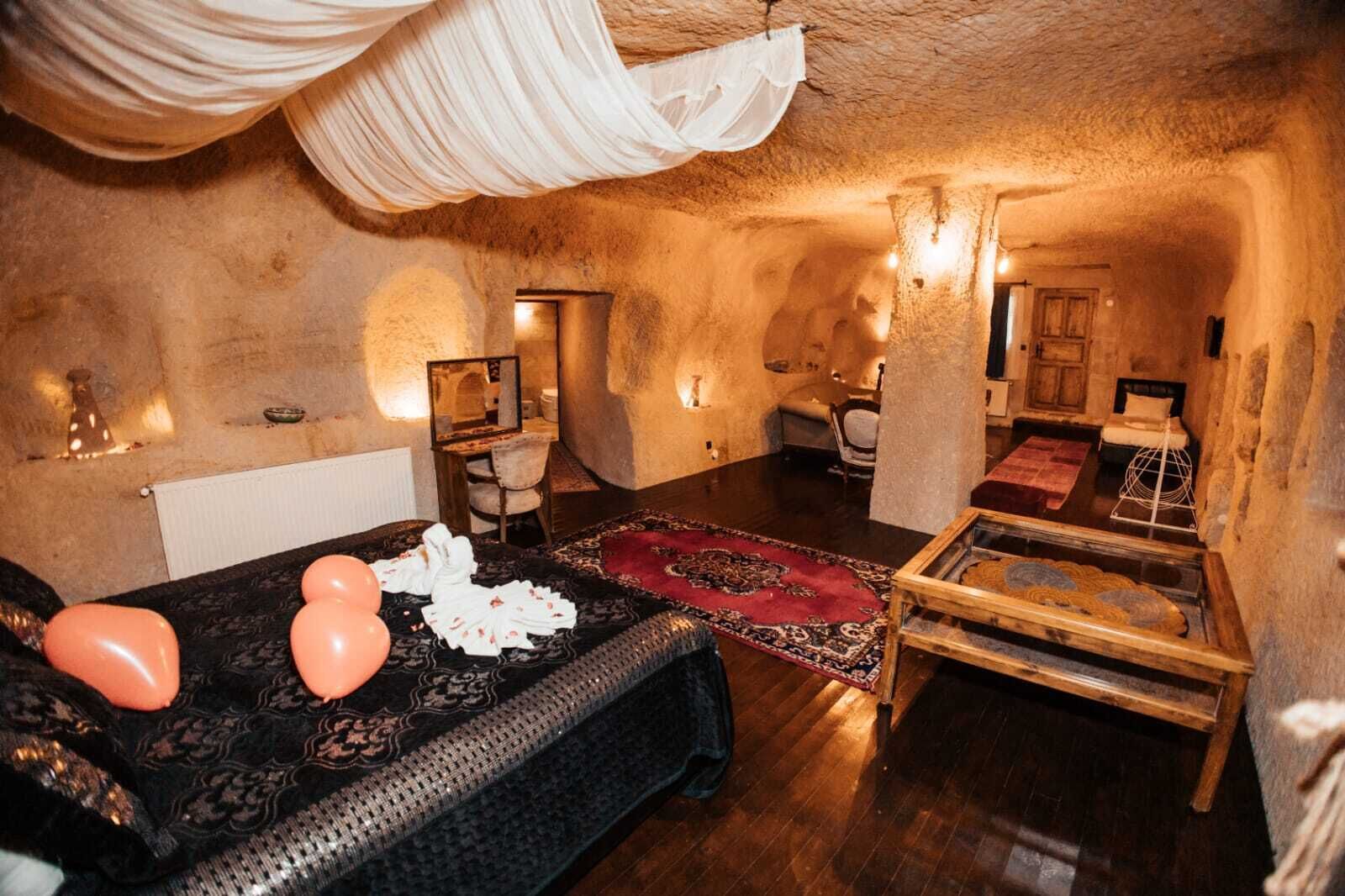 king magara suite | in-room safe, desk, blackout curtains, soundproofing