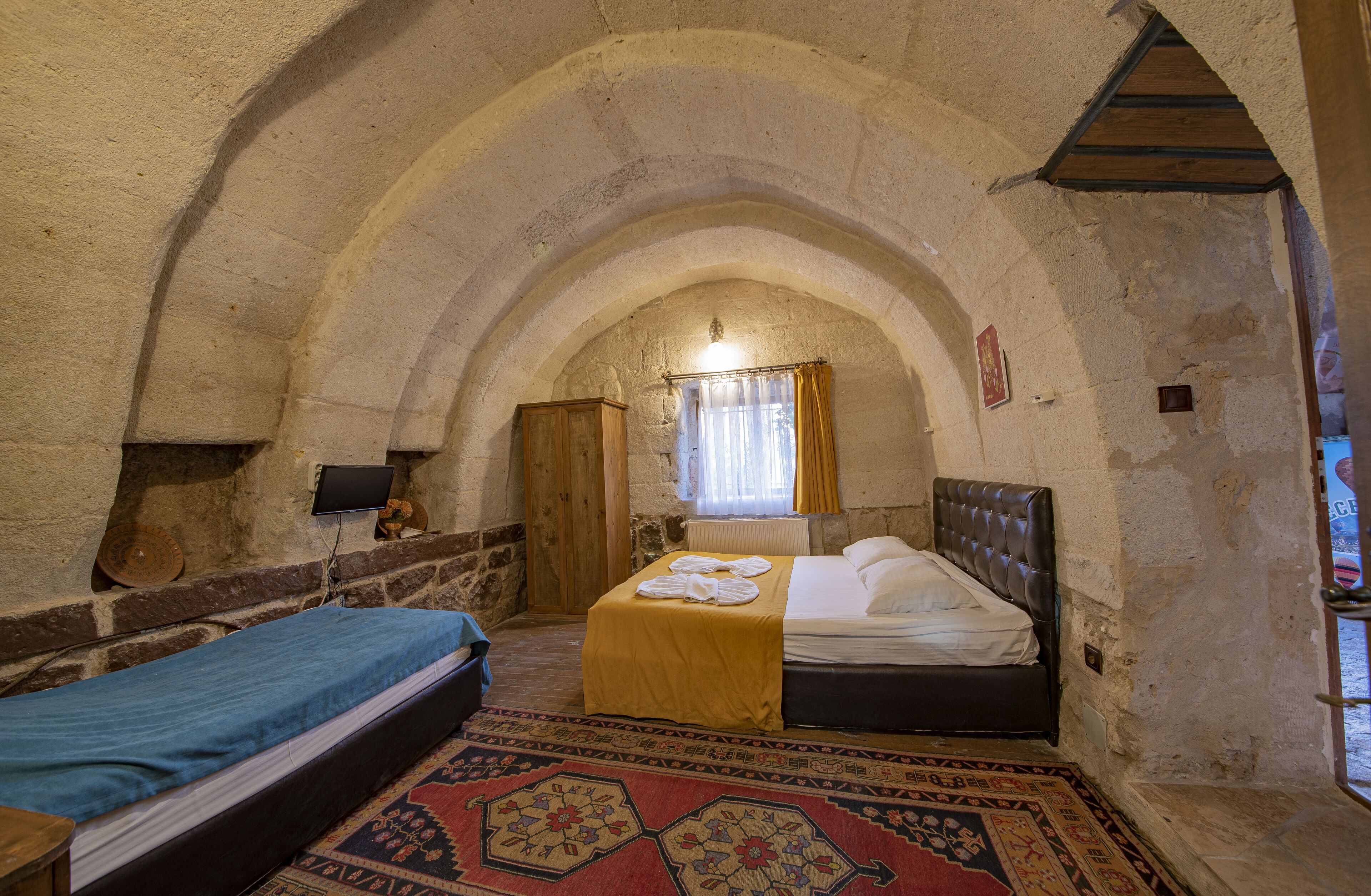 deluxe room | in-room safe, desk, blackout curtains, soundproofing