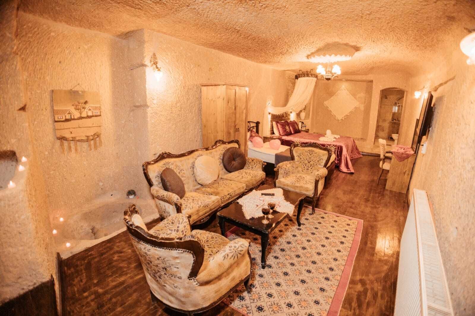 queen magara suite | in-room safe, desk, blackout curtains, soundproofing