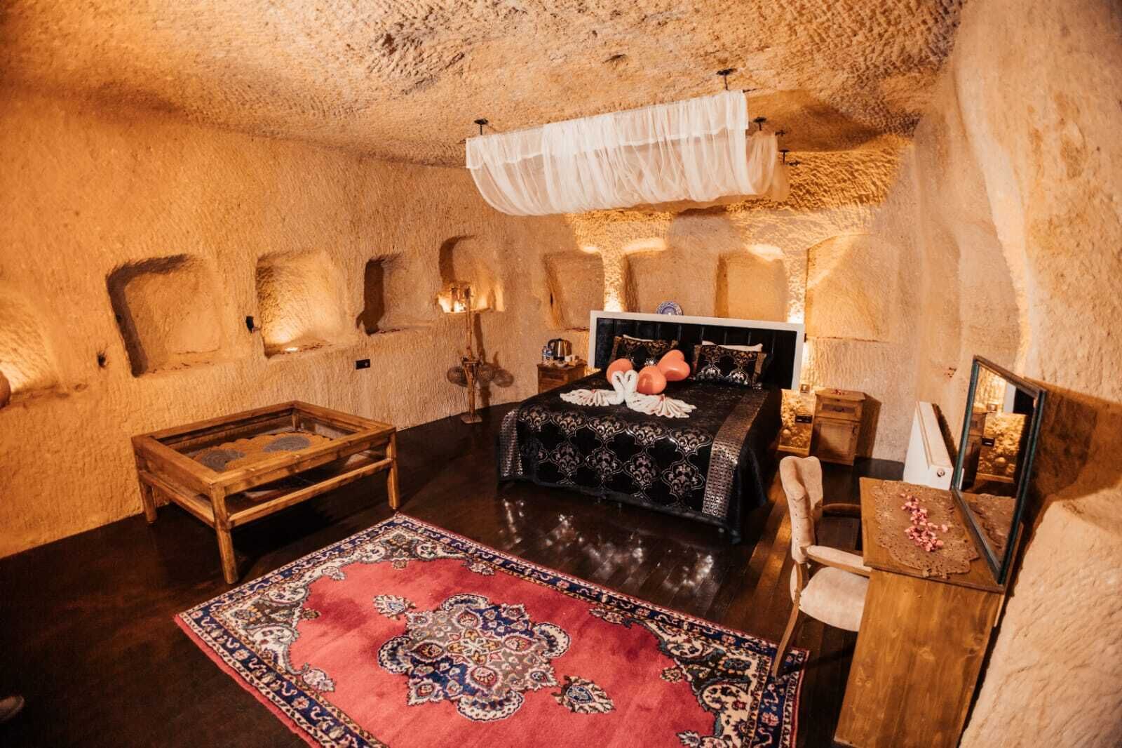 king magara suite | in-room safe, desk, blackout curtains, soundproofing