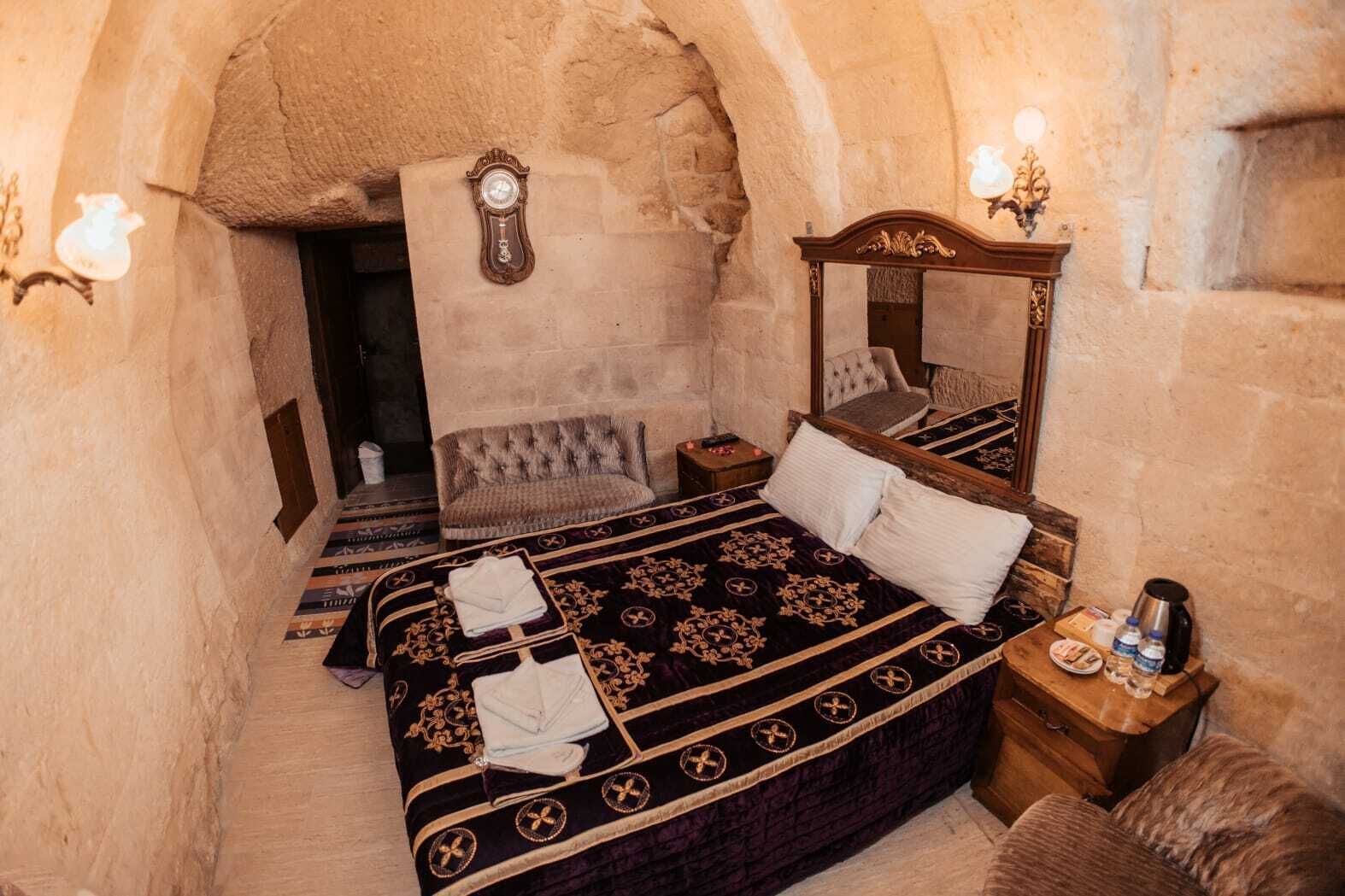 standard double room, 1 king bed | in-room safe, desk, blackout curtains, soundproofing