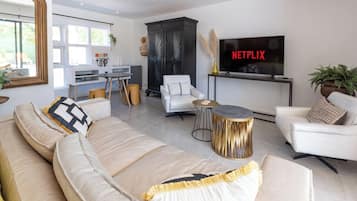 Luxury Suite | Cribs (free), bed sheets