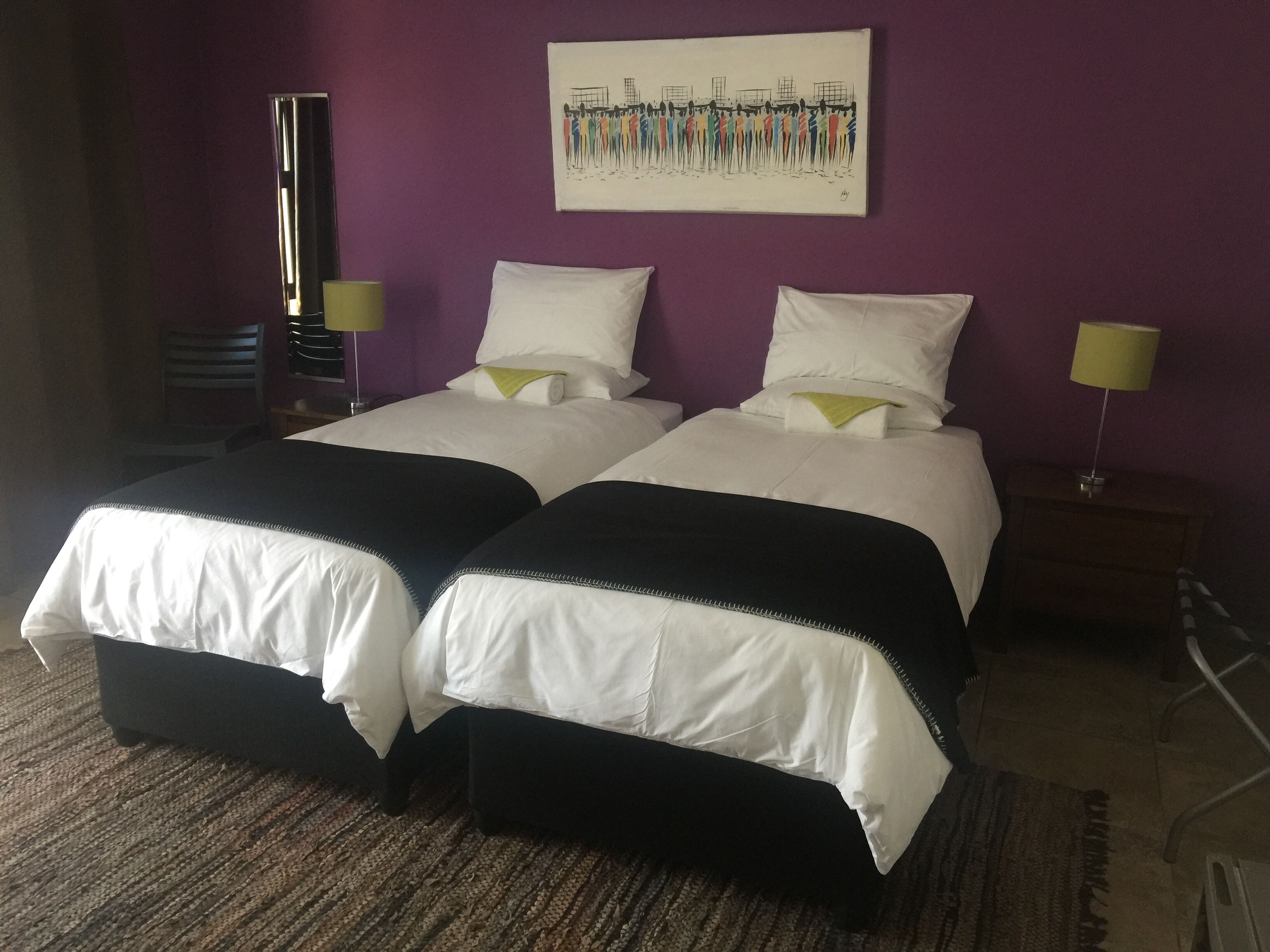 Kamar Double Mewah | Brankas dan seprai linen