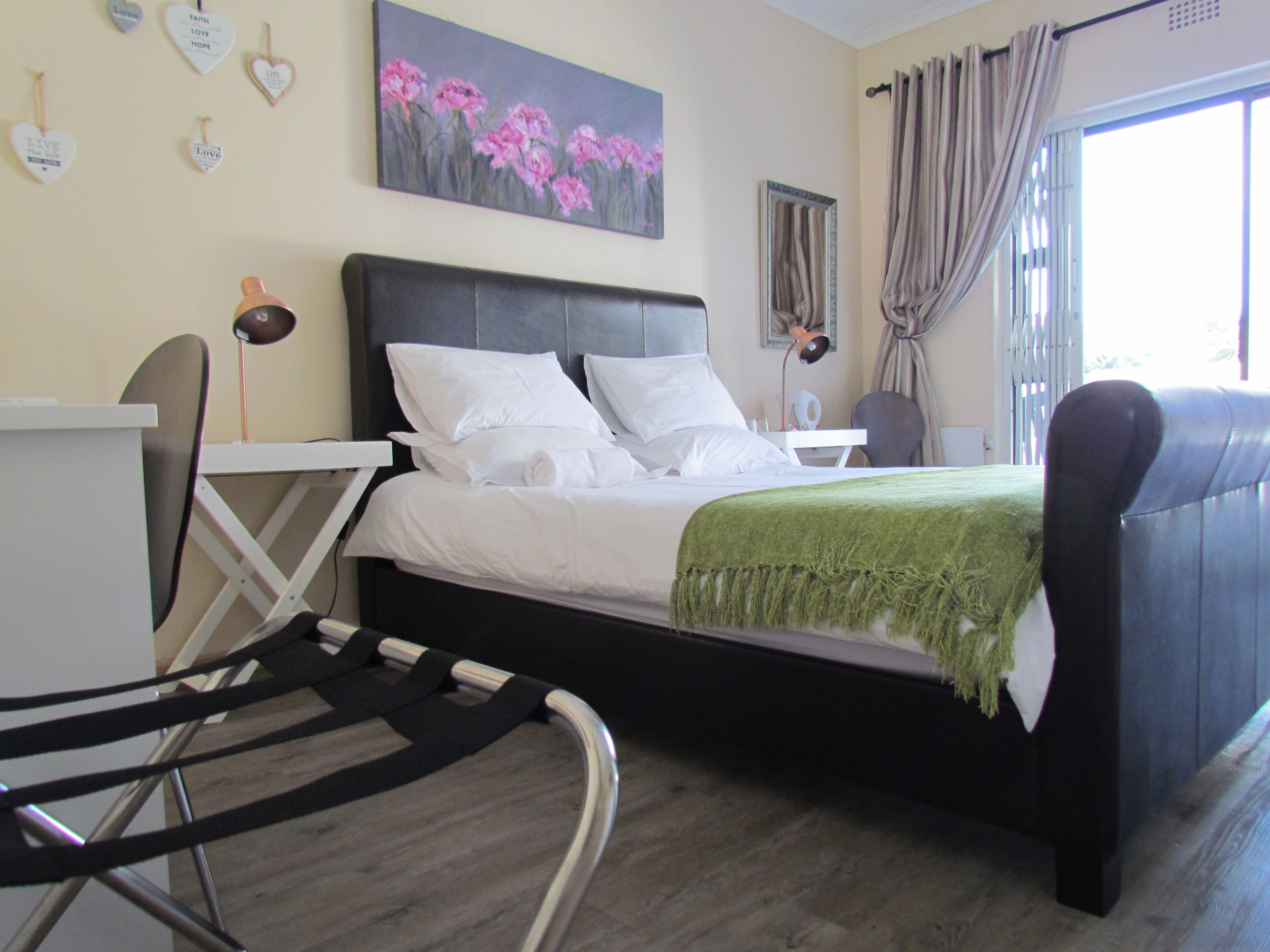 Queen Pool En-suite | Brankas dan seprai linen