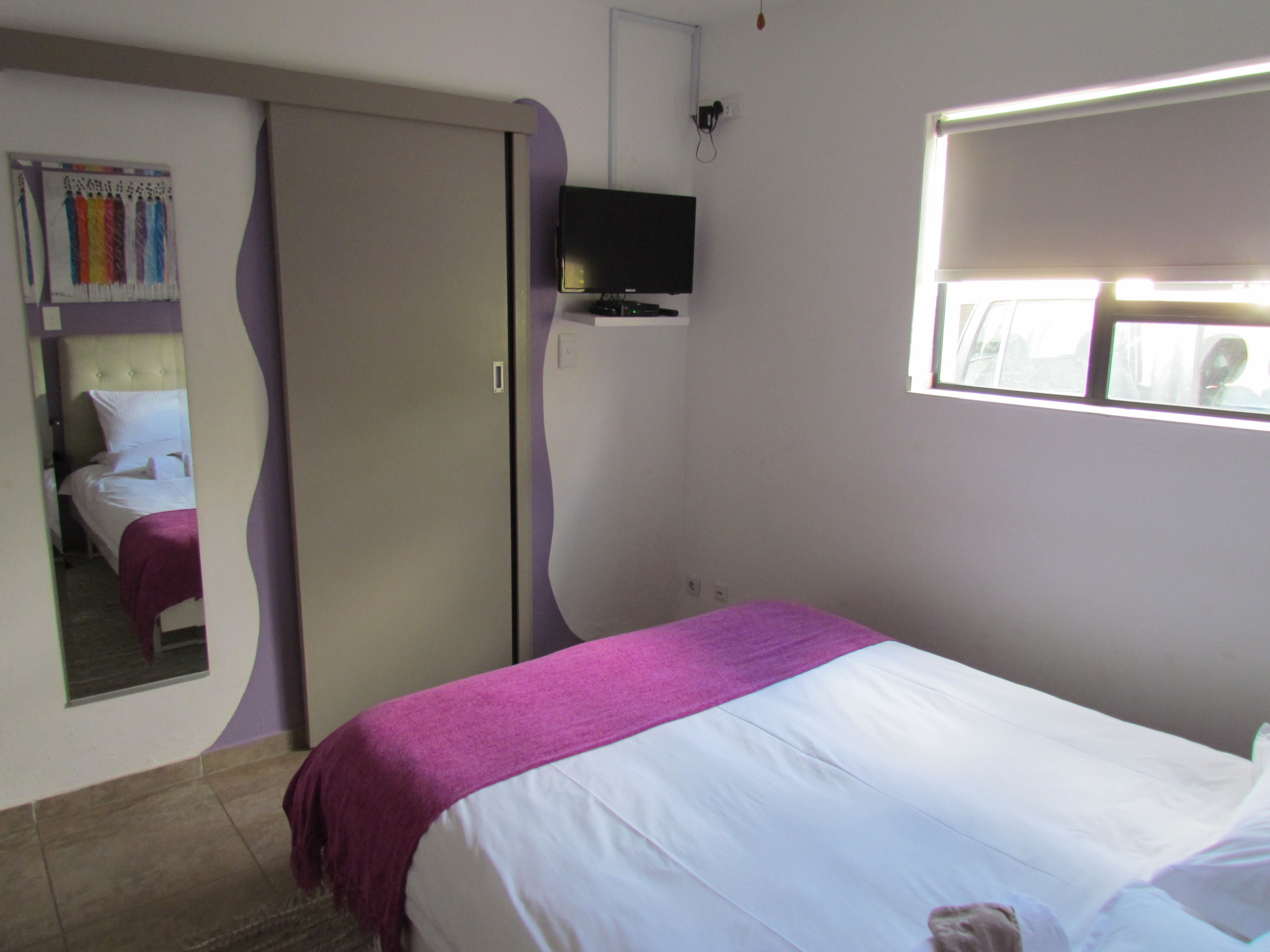 Kamar Basic | Brankas dan seprai linen