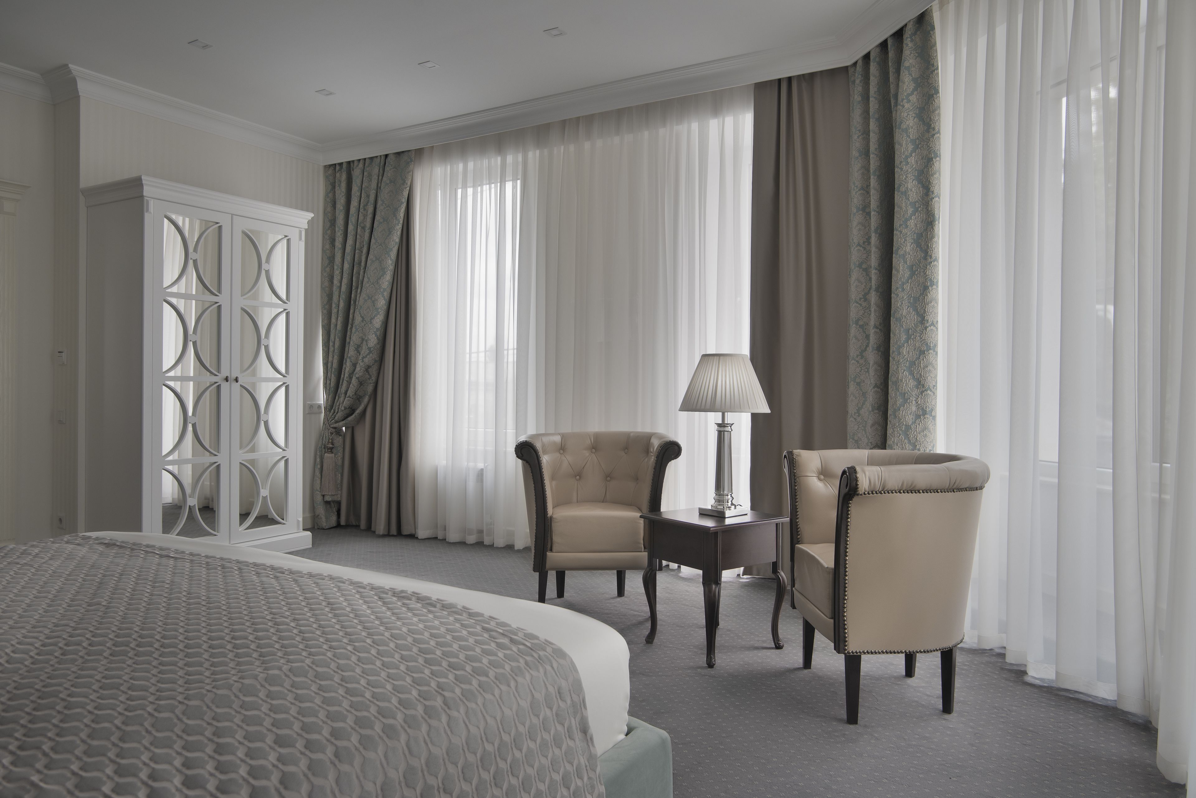 deluxe room, 1 king bed | minibar, in-room safe, soundproofing, free wifi