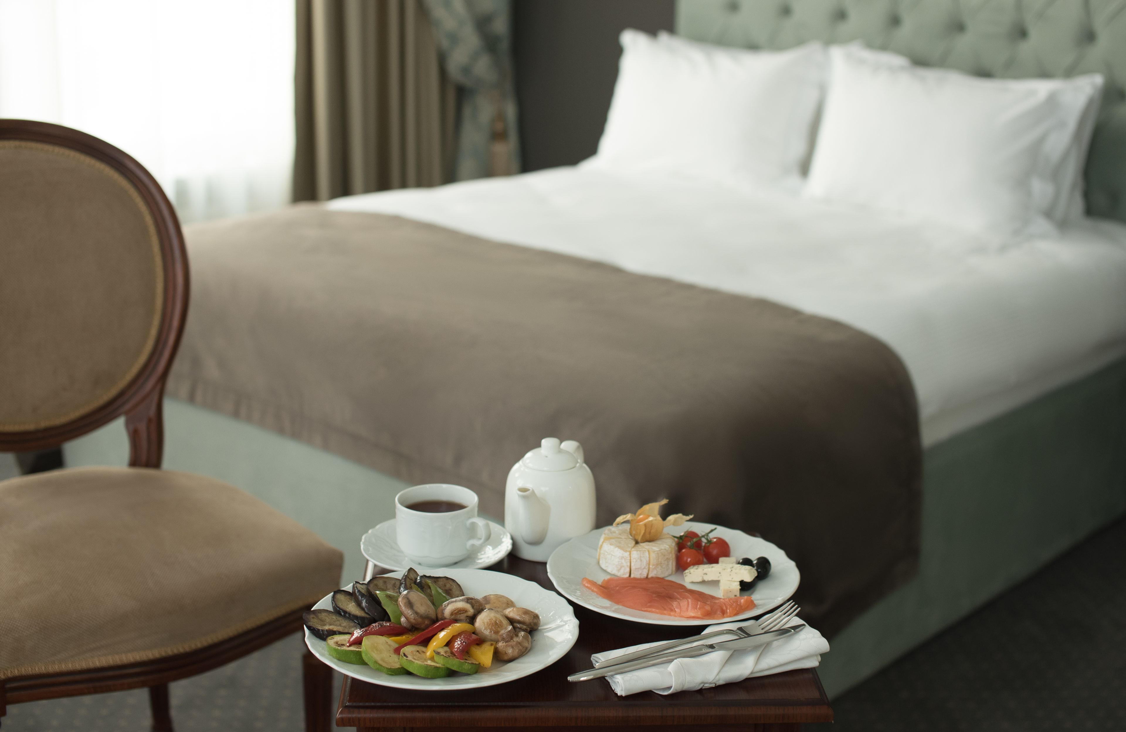 deluxe room, 1 king bed | in-room dining