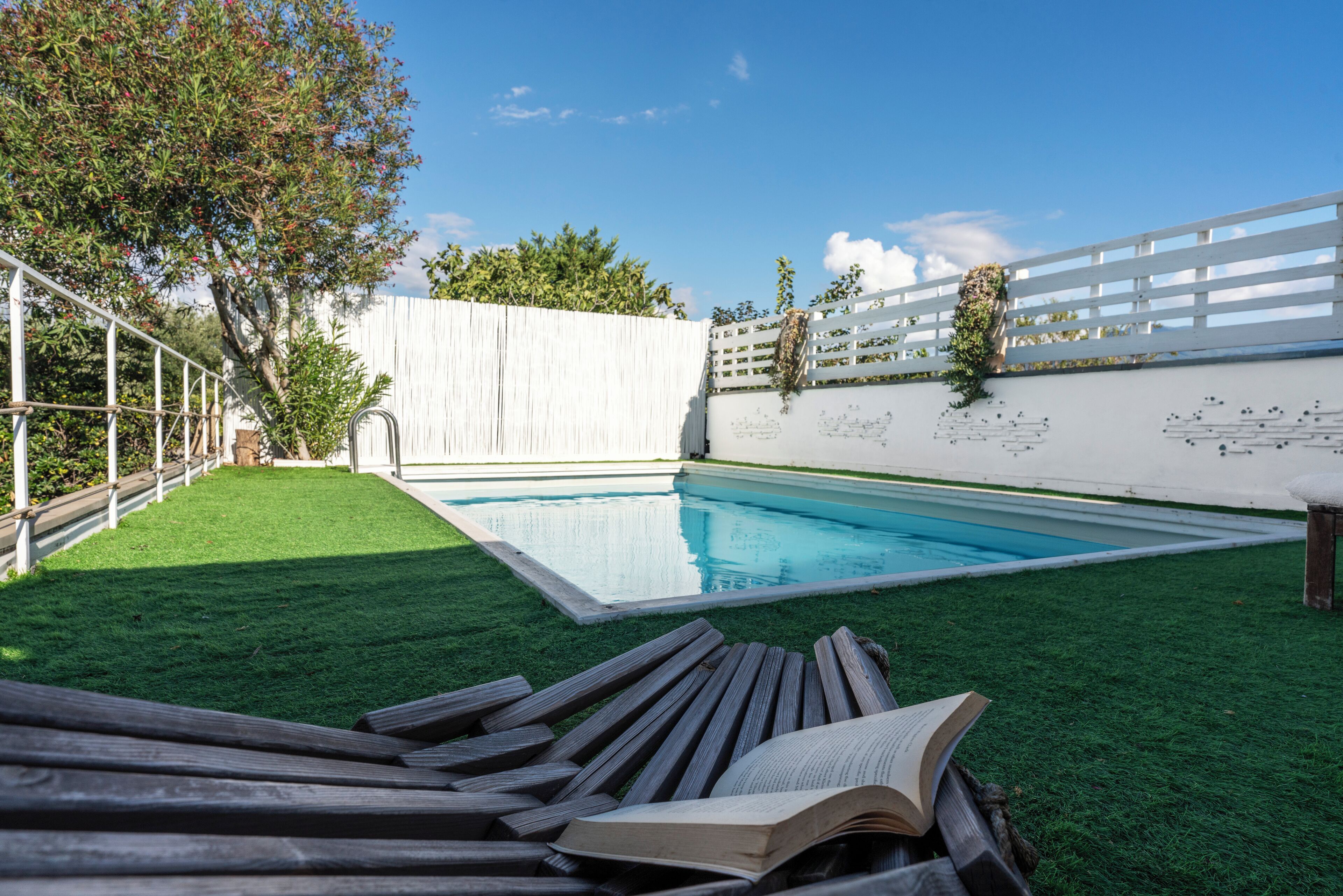 Sesongbasert utendørsbasseng og solsenger