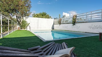 Sesongbasert utendørsbasseng og solsenger