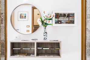 Departamento superior, 1 habitación, Terraza, vista a la ciudad (Martina) | Área de sala de estar | Televisión de pantalla plana de 40 pulgadas con canales digitales 