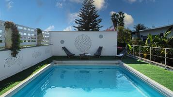 Außenpool (je nach Saison geöffnet), Liegestühle