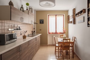 Apartamento superior, 1 habitación, terraza, vistas a la ciudad (Martina) | Cocina privada | Frigorífico, máquina de café espresso y mesa de comedor