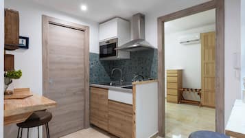 Deluxe stúdió | Privát konyha | Hűtőszekrény, kávéfőző és ebédlőasztal