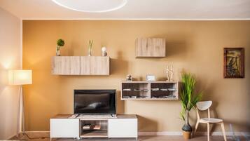 Leilighet – superior, 2 soverom, terrasse, fjellutsikt (Giovanna) | Oppholdsområde | En 40-tommers Flatskjerm-TV med digitale kanaler samt TV