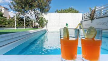 Außenpool (je nach Saison geöffnet), Liegestühle