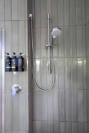 Habitación Deluxe | Baño | Secadora de cabello, bidet, toallas, jabón 