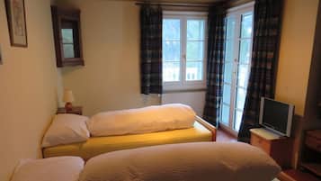 6 bedrooms, premium bedding, free cots/infant beds, free WiFi