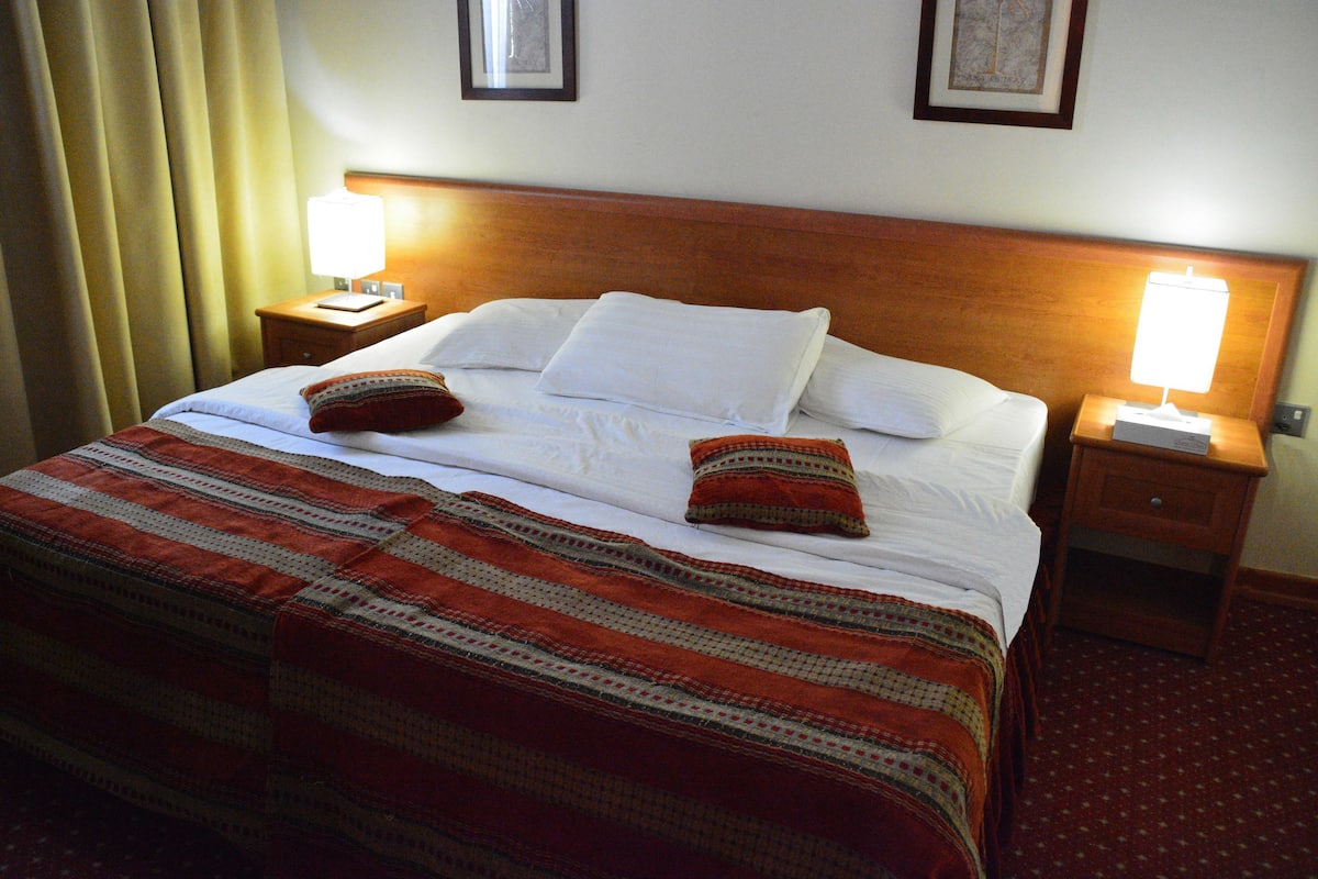 Executive Suite | In-room safe, desk, blackout drapes, iron/ironing board (on request)