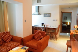 Executive suite | Woonkamer | Een televisie