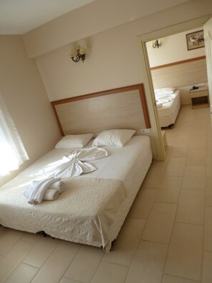 Family Room | 1 bedroom, in-room safe, desk, soundproofing