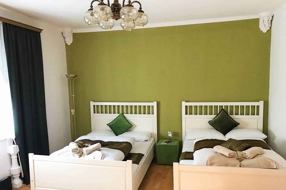 Departamento Confort, vista a la ciudad | Escritorio, tabla de planchar con plancha y cunas gratuitas