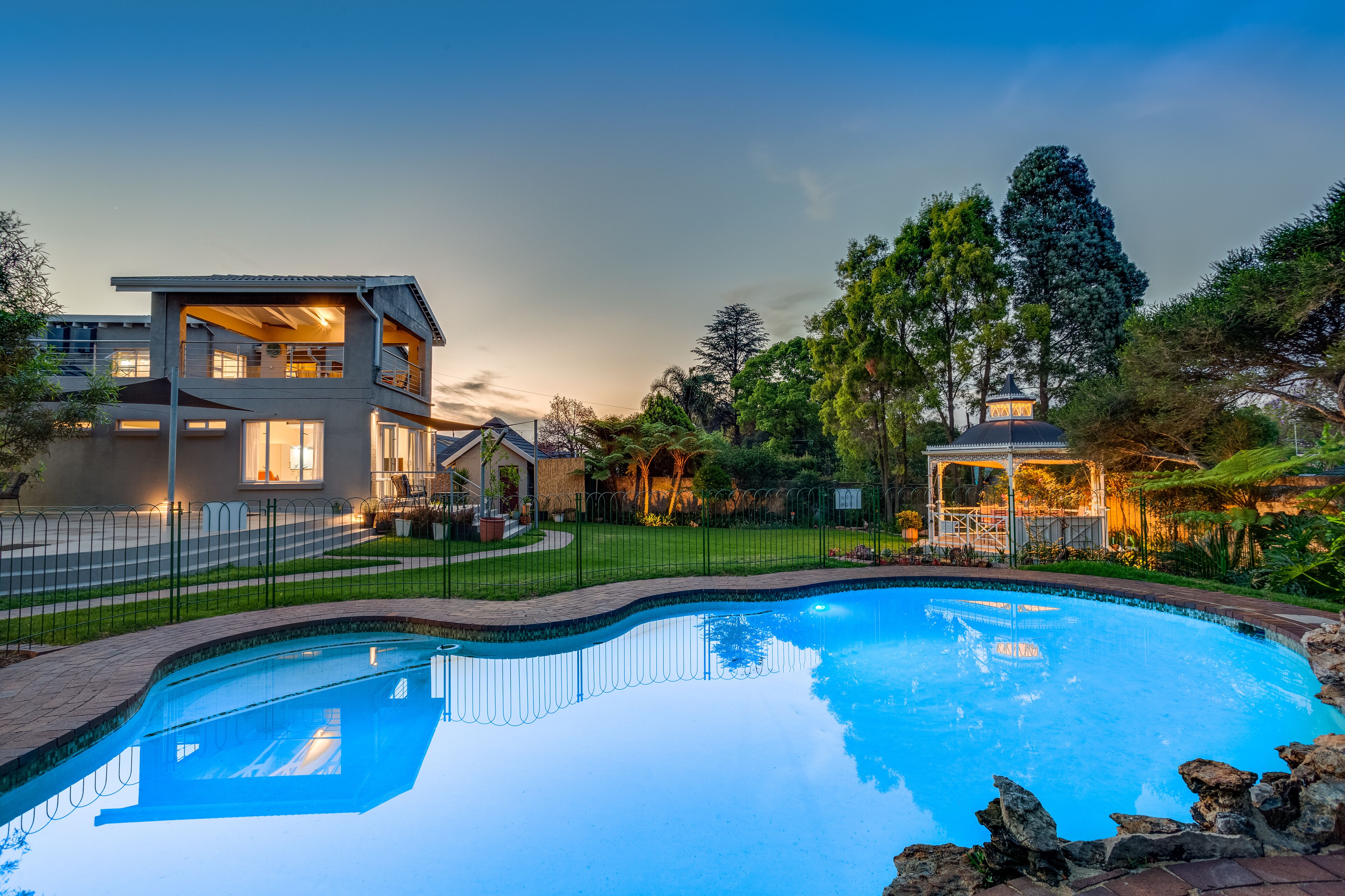 Außenpool, Sonnenschirme, Liegestühle