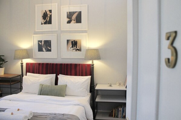 Queen with en suite, bath & shower | Rollaway beds, free WiFi