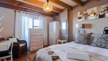 Comfort House, Multiple Bedrooms, Ocean View, Beachfront | 1 bedroom, free WiFi, bed sheets