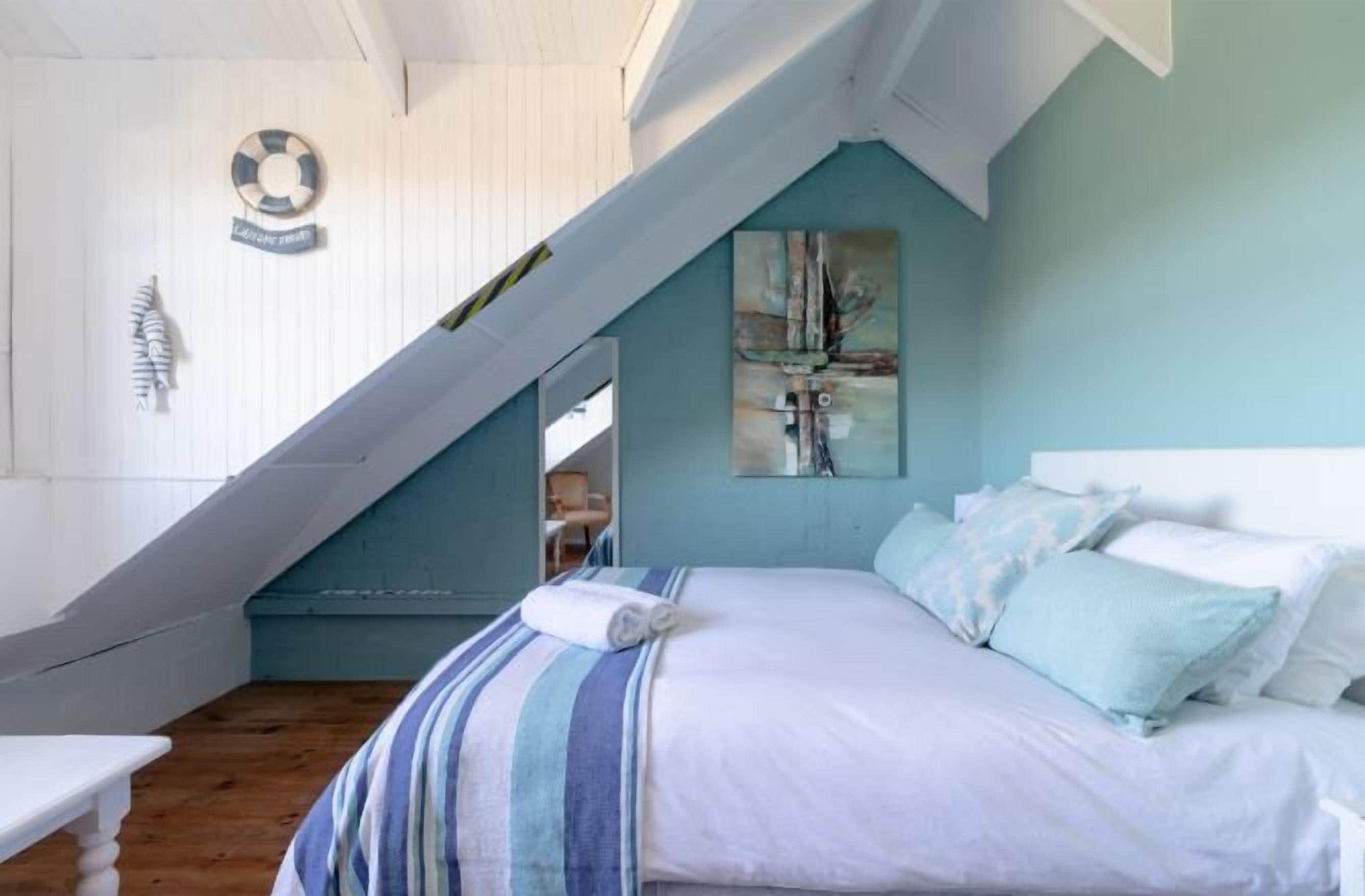 Comfort House, Multiple Bedrooms, Ocean View, Beachfront | Free WiFi, bed sheets
